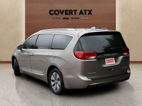 Used 2018 Chrysler Pacifica Limited w/ Advanced Safetytec Group FWD image 3
