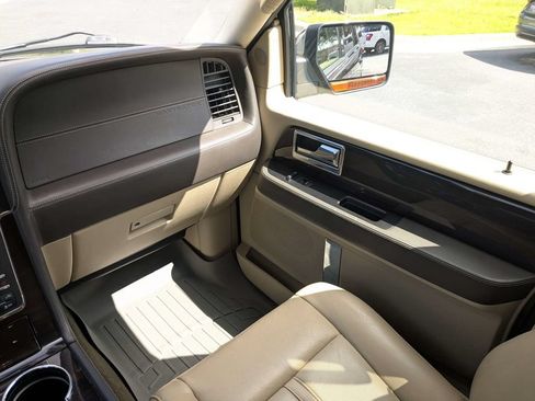 Used 2017 Lincoln Navigator Reserve RWD image 17
