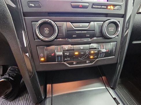 Used 2018 Ford Explorer XLT w/ Equipment Group 202A FWD image 23