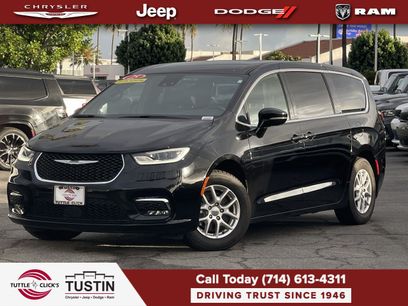 Used 2025 Chrysler Pacifica Select