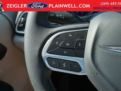 Used 2023 Chrysler Pacifica Touring-L FWD image 25