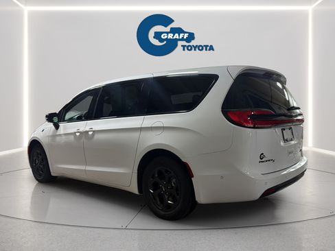 Used 2024 Chrysler Pacifica Limited FWD image 11