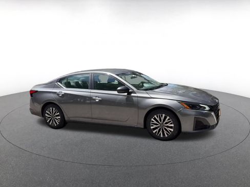 Used 2025 Nissan Altima 2.5 SV FWD image 2