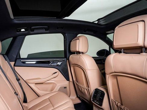 Certified 2025 Porsche Macan AWD/4WD image 16