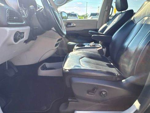 Certified 2019 Chrysler Pacifica Limited FWD image 16