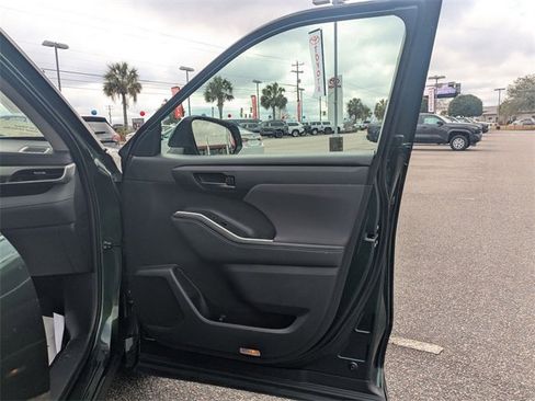 Certified 2024 Toyota Highlander LE image 32