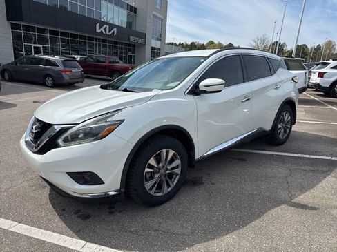 Used 2018 Nissan Murano SV image 2