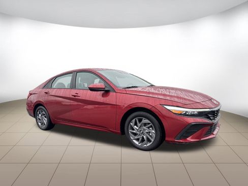 Used 2024 Hyundai Elantra SEL image 1