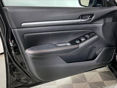 Used 2025 Nissan Altima 2.5 SR image 18