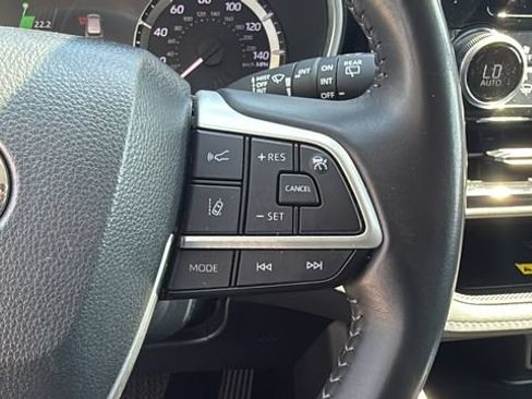 Used 2024 Toyota Highlander XLE AWD/4WD image 21