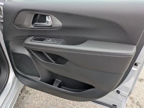 New 2026 Chrysler Pacifica Select image 31