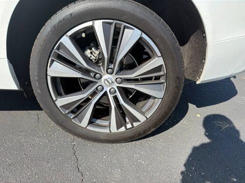 Used 2022 Volvo XC60 B5 Momentum w/ Climate Package FWD image 8
