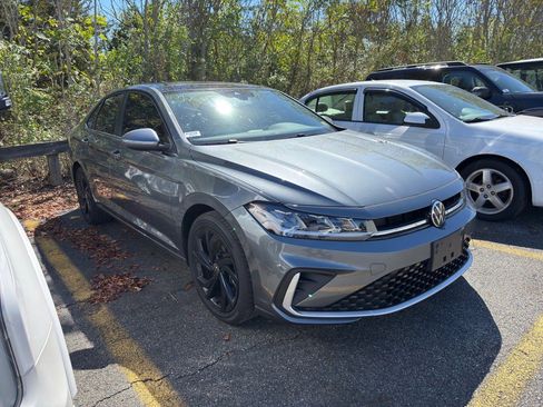Used 2025 Volkswagen Jetta SE image 4