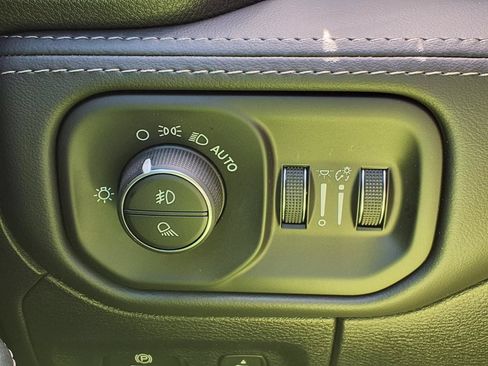 Used 2022 RAM 1500 Limited AWD/4WD image 16