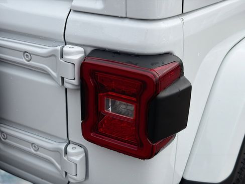 Used 2022 Jeep Wrangler Unlimited Sahara w/ Cold Weather Group image 28