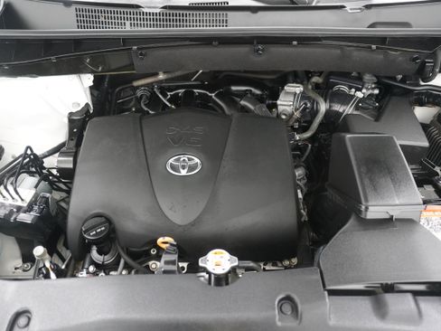 Used 2018 Toyota Highlander Plus FWD image 31