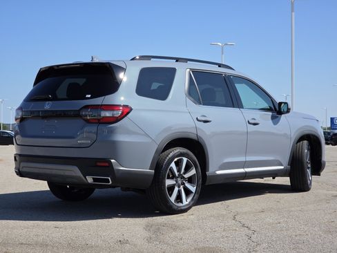 Used 2025 Honda Pilot Touring image 19
