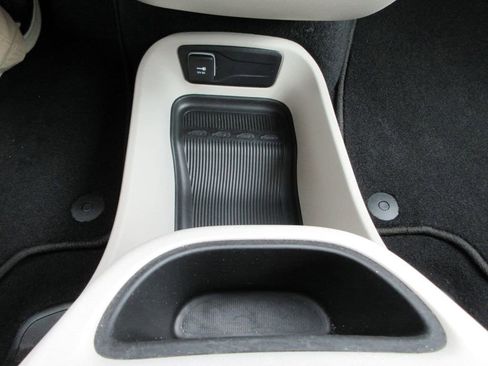 Used 2023 Chrysler Pacifica Touring-L FWD image 28
