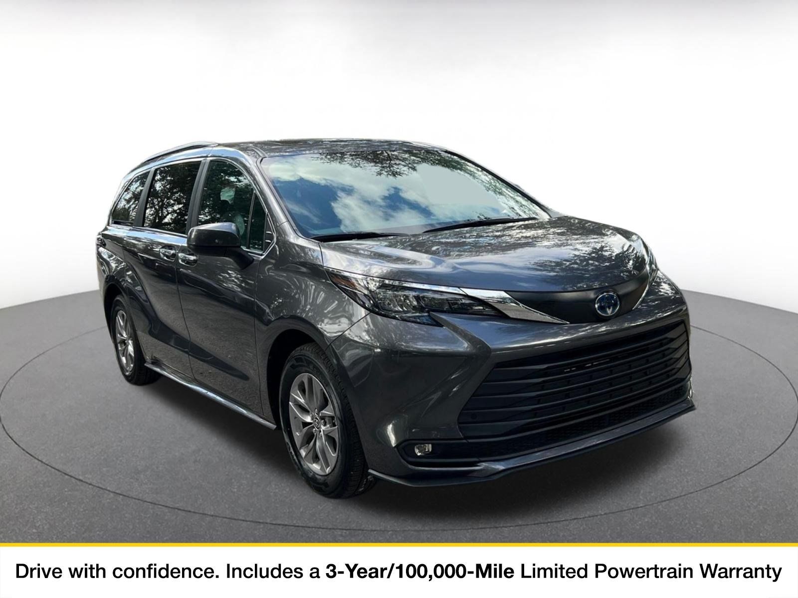 Used 2025 Toyota Sienna XLE FWD image 1