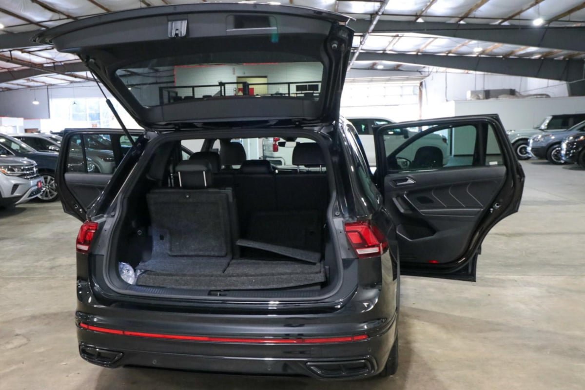 Used 2023 Volkswagen Tiguan SE R-Line FWD image 28