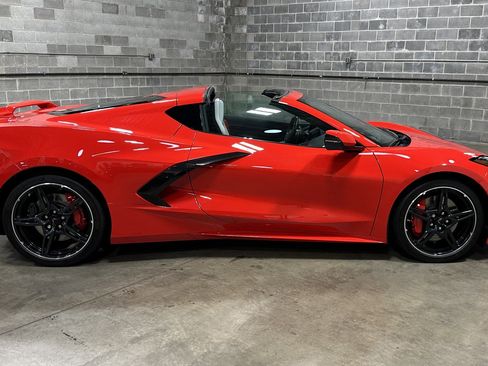 Used 2021 Chevrolet Corvette Stingray Coupe w/ Z51 Performance Package image 3