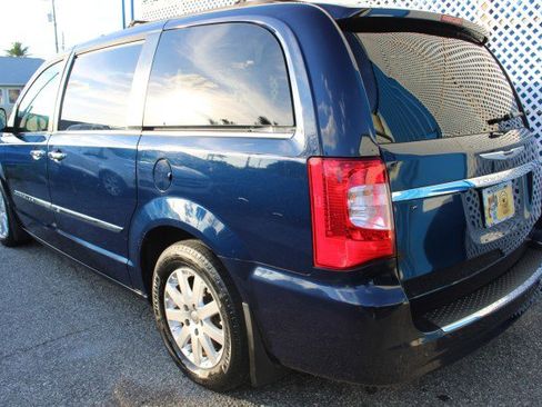 Used 2016 Chrysler Town & Country Touring w/ Driver Convenience Group image 3