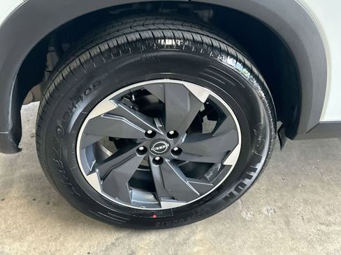 Used 2025 Nissan Rogue SV FWD image 11