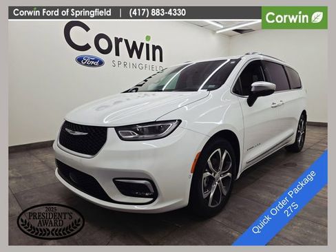 Used 2026 Chrysler Pacifica Pinnacle w/ Trailer Tow Group FWD image 1