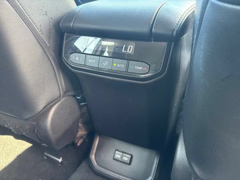 Used 2024 Toyota Highlander XLE FWD image 30