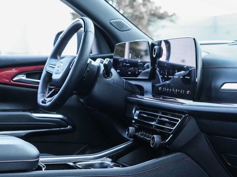Used 2026 Chevrolet Traverse RS FWD image 27