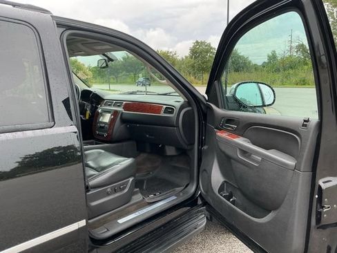Used 2014 Chevrolet Suburban LTZ AWD/4WD image 18