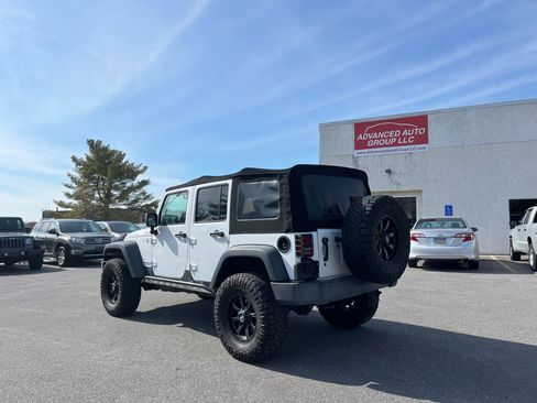 Used 2015 Jeep Wrangler Unlimited Rubicon w/ Connectivity Group image 28