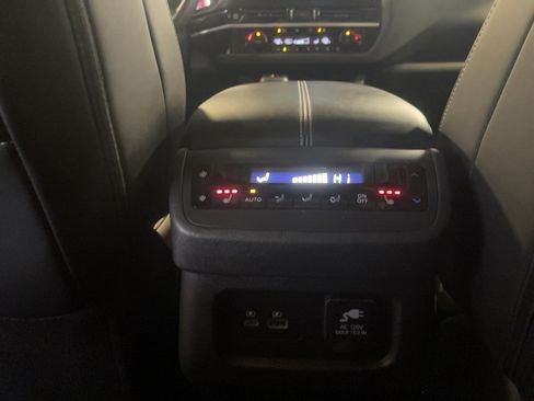 Used 2025 Nissan Pathfinder Platinum image 18