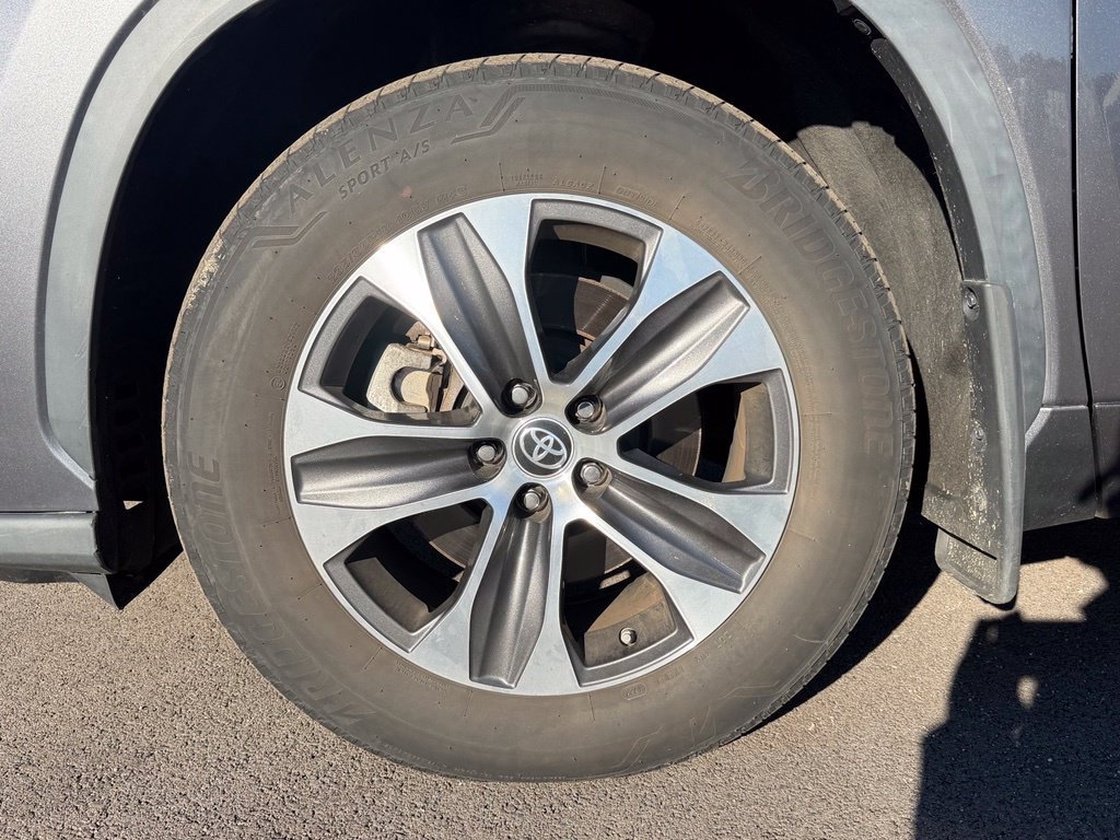 Used 2022 Toyota Highlander XLE AWD/4WD image 19