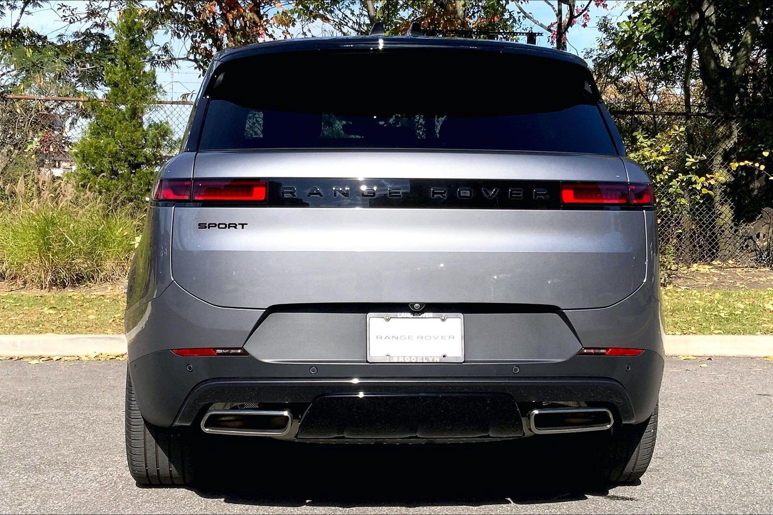 Used 2024 Land Rover Range Rover Sport SE AWD/4WD image 4