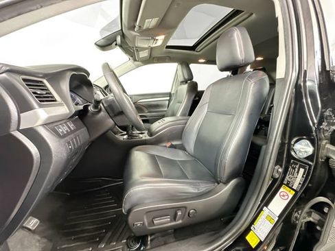 Used 2019 Toyota Highlander XLE AWD/4WD image 4