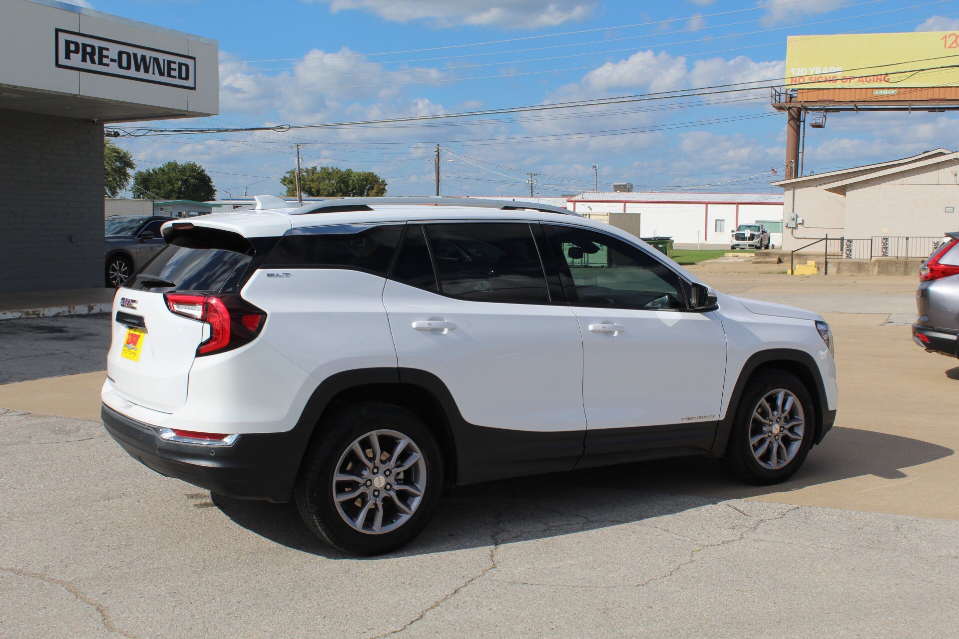 Used 2022 GMC Terrain SLT w/ Tech Package FWD image 4