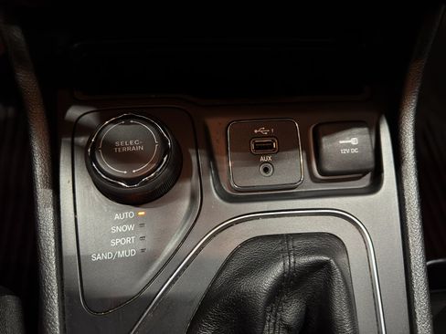 Used 2019 Jeep Cherokee Latitude Plus w/ Comfort/Convenience Group AWD/4WD image 32