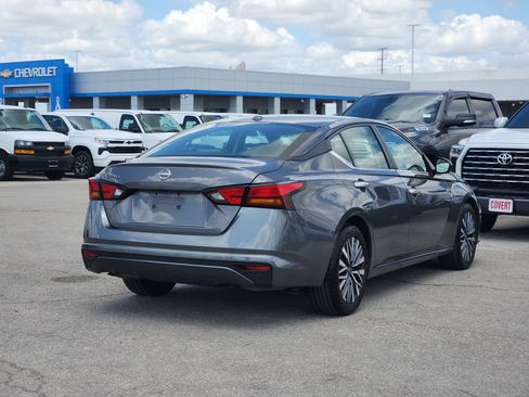 Used 2025 Nissan Altima 2.5 SV FWD image 7