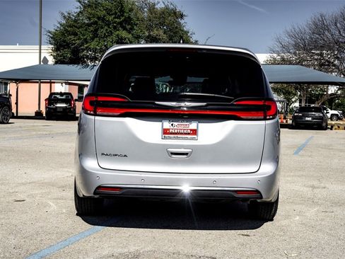 Used 2024 Chrysler Pacifica Touring-L image 6