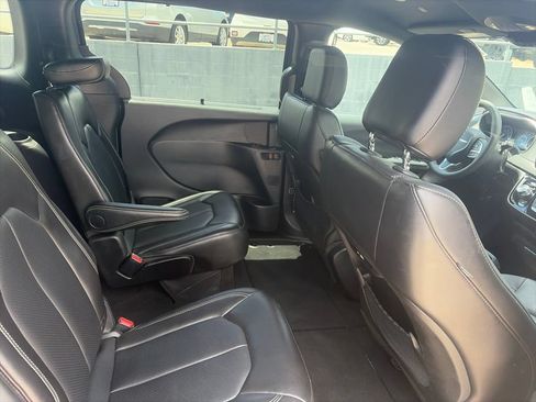 Used 2025 Chrysler Pacifica Select FWD image 14