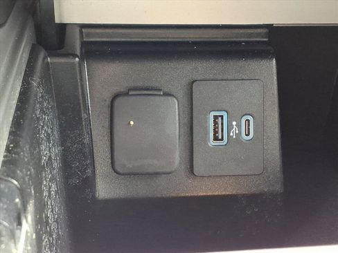 Used 2022 Ford Explorer XLT w/ Equipment Group 202A image 17