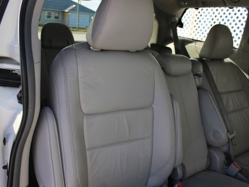 Used 2018 Toyota Sienna XLE NAVI image 18