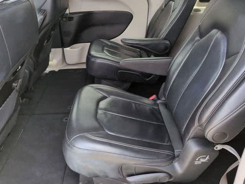 Used 2022 Chrysler Pacifica Touring-L FWD image 18