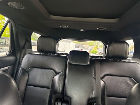 Used 2017 Ford Explorer XLT w/ Equipment Group 202A AWD/4WD image 46