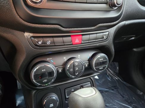 Used 2017 Jeep Renegade Altitude AWD/4WD image 28