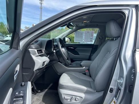 Used 2025 Toyota Highlander XLE AWD/4WD image 14
