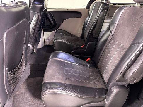 Used 2016 Chrysler Town & Country Limited FWD image 18