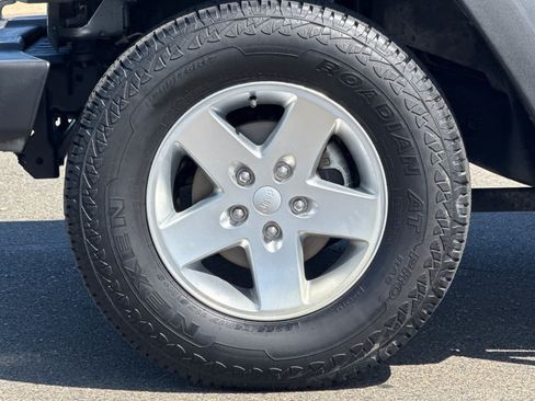 Used 2015 Jeep Wrangler Unlimited Rubicon w/ Connectivity Group AWD/4WD image 28
