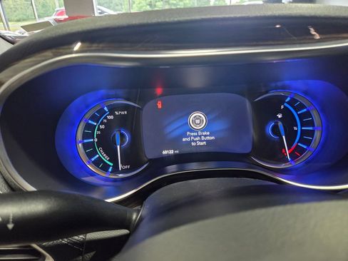 Used 2023 Chrysler Pacifica Limited FWD image 7